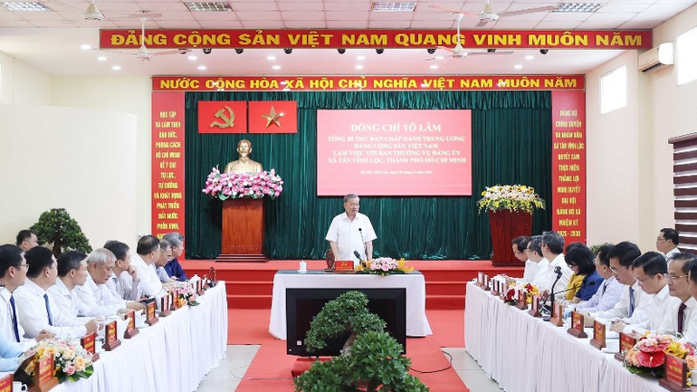 Tổng Bí thư Tô Lâm phát biểu tại buổi làm việc với Ban Thường vụ Đảng ủy xã Tân Vĩnh Lộc, Thành phố Hồ Chí Minh. (Ảnh: THỐNG NHẤT/TTXVN) vna-potal-tong-bi-thu-to-lam-khao-sat-thuc-te-mo-hinh-to-chuc-chinh-quyen-dia-phuong-2-cap-tai-xa-tan-vinh-loc-thanh-pho-ho-chi-minh-8121097-455.jpg