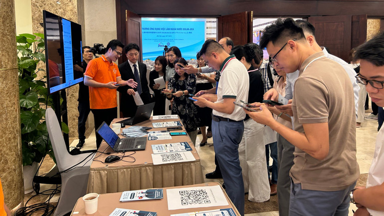 イベントに参加した代表団は、DOLAB-JICAアプリケーションの使用を体験しました。(写真:ハイ・イエン) img-1113-7962.jpg