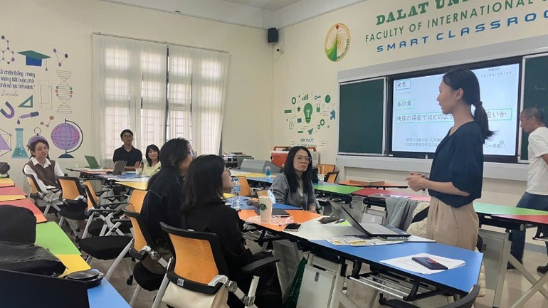 Các tình nguyện viên JICA cùng các giảng viên đồng nghiệp chia sẻ kết quả thảo luận nhóm. (Ảnh: JICA) 6-225.jpg