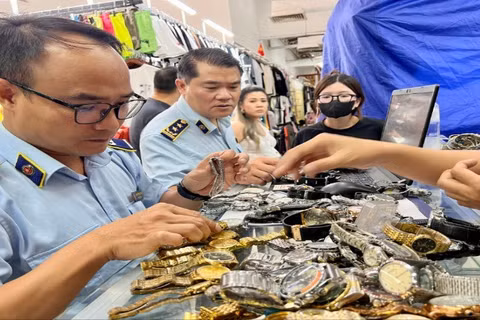 Lực lượng Quản lý thị trường triển khai kiểm tra hàng hóa trong đợt cao điểm đấu tranh ngăn chặn, đẩy lùi tình trạng buôn lậu, gian lận thương mại, hàng giả, xâm phạm quyền sở hữu trí tuệ. (Ảnh: Nhân Dân)