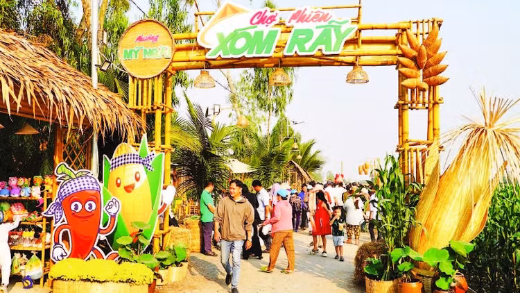 Du khách tham quan, mua sắm tại chợ phiên Xóm Rẫy.