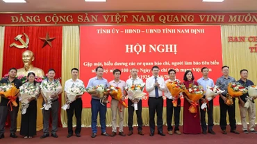 Đồng chí Bí thư Tỉnh ủy Nam Định Đặng Khánh Toàn tặng hoa chúc mừng các cơ quan báo chí.