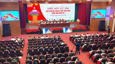 Quang cảnh tiếp xúc cử tri tại Trung tâm hội nghị thành phố Hải Phòng. (Ảnh: XUÂN TRƯỜNG)