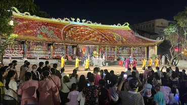 Du khách tham gia Tour du lịch đêm đầu tiên của thành phố Hải Phòng “Dấu thiêng Hàng Kênh”. (Ảnh: XUÂN TRƯỜNG)