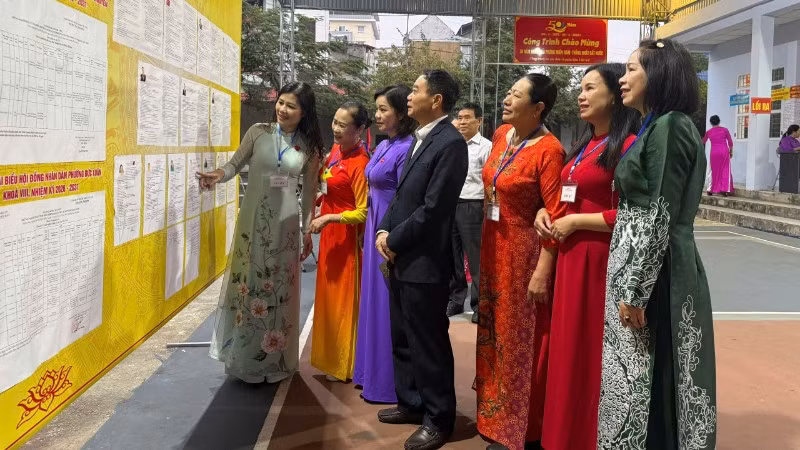 Ngay từ 6 giờ sáng, nhiều cử tri phường Đức Xuân đã có mặt tại điểm bầu cử số 17 để theo dõi, nghiên cứu danh sách ứng cử. (Ảnh: TUẤN SƠN).