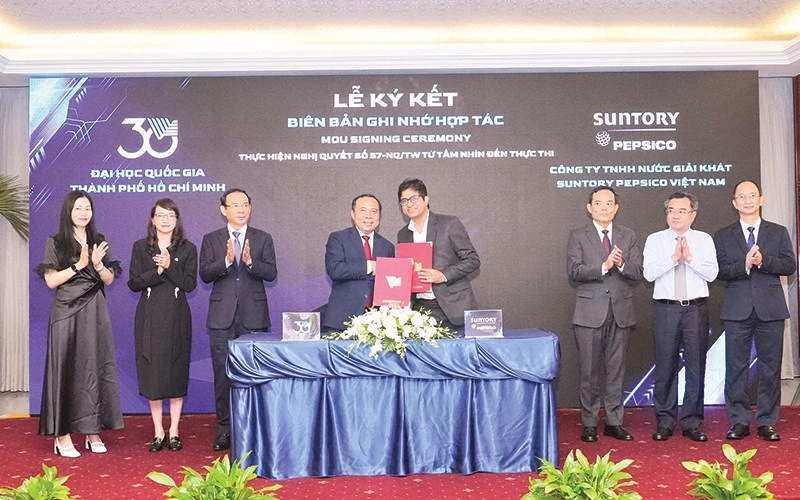 Đại học Quốc gia Thành phố Hồ Chí Minh ký kết biên bản hợp tác với doanh nghiệp. (Ảnh CTV)