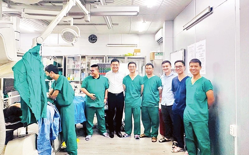 Bệnh viện Trung ương Quân đội 103 hỗ trợ chuyển giao kỹ thuật thăm dò đốt điện sinh lý cho Bệnh viện Đa khoa khu vực miền núi phía bắc Quảng Nam.