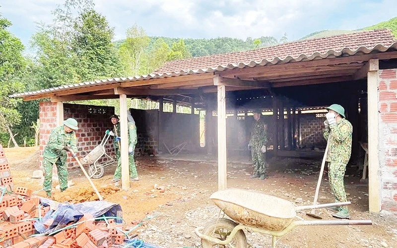 Các "Đội thợ xây không đồng" của Bộ đội Biên phòng Hà Tĩnh đảm nhiệm việc xây nhà mới cho những hộ dân gặp khó khăn về nhà ở.