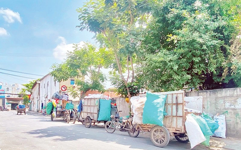 Phương tiện thu gom rác dân lập tập trung trước Trạm trung chuyển tại xã Bà Điểm, huyện Hóc Môn.