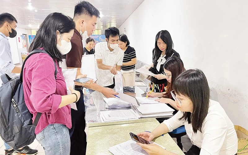 Người dân hoàn thiện hồ sơ mua nhà ở xã hội Thượng Thanh, quận Long Biên.