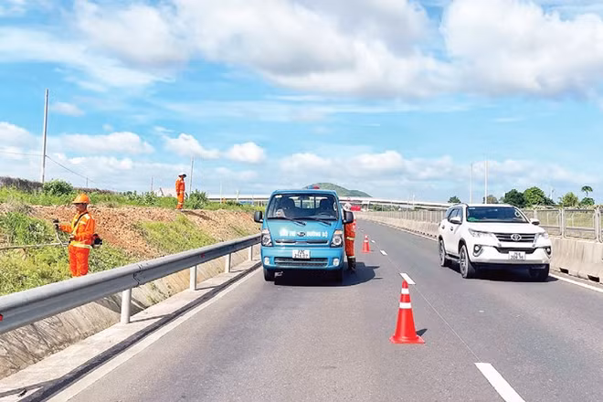 Nhân viên duy tu, bảo dưỡng làm việc trên đường cao tốc Vĩnh Hảo-Phan Thiết.