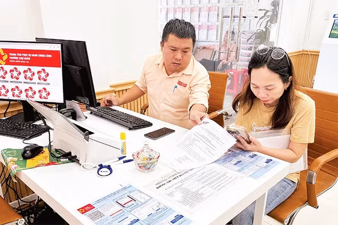 Người dân làm thủ tục hành chính tại Trung tâm Phục vụ hành chính công phường Chợ Quán. (Ảnh CTV)