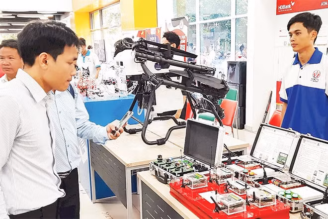 Các đại biểu tham quan sản phẩm công nghệ cao được trưng bày tại Triển lãm vi mạch do Khu Công nghệ cao Thành phố Hồ Chí Minh tổ chức.