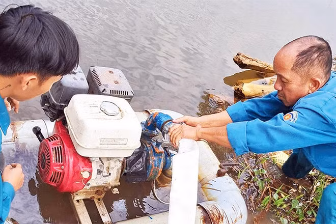 Lực lượng dân quân kiểm tra trang thiết bị chữa cháy.