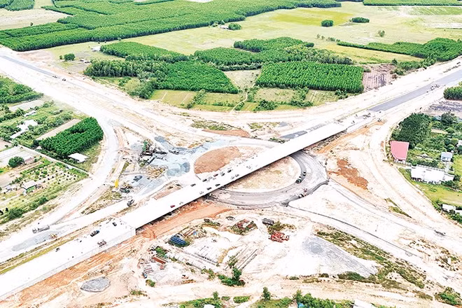 Các đơn vị đang gấp rút thi công hoàn thành nút giao đường vành đai 3-Thành phố Hồ Chí Minh và đường 25C.