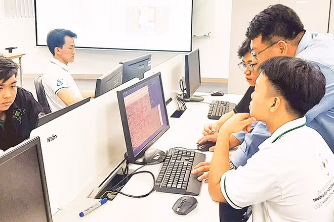 Sinh viên Trường đại học Công nghệ thông tin (Đại học Quốc gia Thành phố Hồ Chí Minh) trong giờ thực hành thiết kế vi mạch.