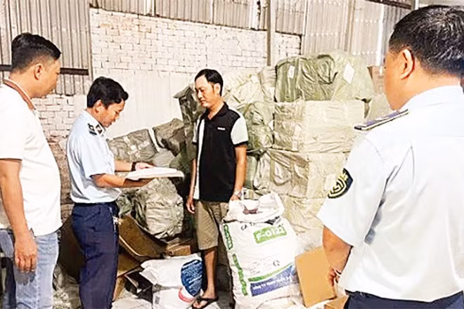 Lực lượng Quản lý thị trường Thành phố Hồ Chí Minh phát hiện nhiều thực phẩm, bánh kẹo không rõ nguồn gốc, xuất xứ.