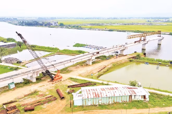 Dự án cầu Tam Tiến và đường dẫn được khởi công từ tháng 12/2020, tuy nhiên hơn 4 năm qua, dự án vẫn xây dựng dang dở.