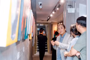 Họa sĩ Hàn Quốc Son Yun Seok giới thiệu tác phẩm tới công chúng.