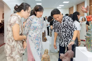 Triển lãm "Ngôn ngữ của đất" đang thu hút đông đảo nghệ sĩ và công chúng.