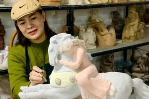 Họa sĩ Nguyễn Thị Thu Trang trong quá trình tạo hình một tác phẩm chủ đề năm Bính Ngọ 2026.