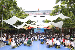 Tọa đàm được tổ chức quy mô, thu hút hơn 450 phụ huynh và đội ngũ chuyên gia giáo dục trong nước và quốc tế.