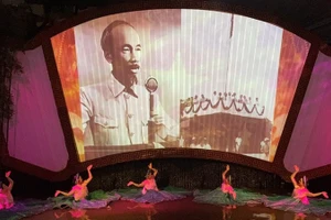 Hình ảnh Bác Hồ đọc Tuyên ngôn độc lập trên sân khấu chương trình.