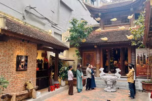 Giới thiệu trải nghiệm nghề sơn mài tại Đình Hà Vĩ, Hà Nội.