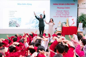 Thượng tá, nhà văn Nguyễn Xuân Thủy giao lưu cùng các em học sinh.