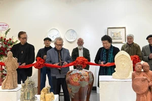 Các nghệ sĩ cắt băng khai mạc triển lãm.