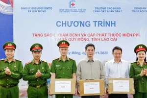 Ban Giám hiệu Trường Cao đẳng Cảnh sát nhân dân I tặng quà cho bà con nhân dân xã Quy Mông, tỉnh Lào Cai.