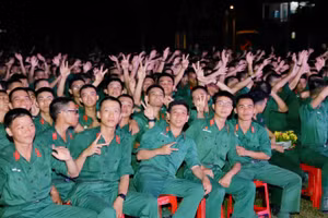 Cán bộ, chiến sĩ Trung đoàn 4 vui tươi, phấn khởi trong đêm giao lưu văn nghệ.