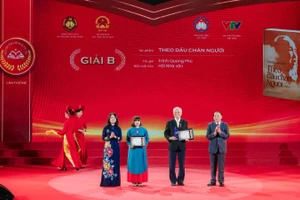 Đại diện Nhà xuất bản Hội Nhà văn và Giáo sư Trình Quang Phú nhận giải B Giải thưởng Sách Quốc gia.