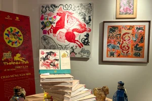 Bộ tác phẩm của họa sĩ Lê Trí Dũng được trưng bày trang trọng và rực rỡ.
