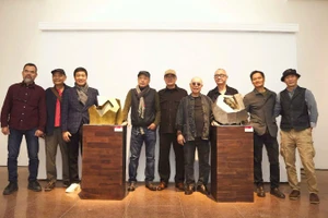 Các nghệ sĩ có mặt tại triển lãm "Hội họa và điêu khắc Đinh Phong".