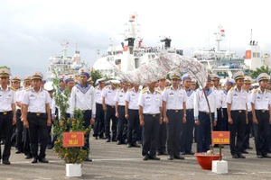 Nhiều năm qua đào và quất xuân luôn được tặng ra Trường Sa.