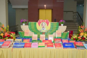 Không gian trưng bày các tác phẩm nổi bật do Nhà xuất bản Quân đội nhân dân ấn hành.