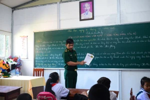 Người lính-người thầy giảng bài cho các em học sinh trên đảo Hòn Chuối.