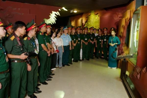 Hình ảnh trong quá trình ghi hình bộ phim tài liệu "Lời thề quyết tử".