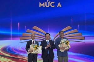 Giáo sư, Tiến sĩ Nguyễn Xuân Thắng, Ủy viên Bộ Chính trị, Giám đốc Học viện Chính trị quốc gia Hồ Chí Minh, Chủ tịch Hội đồng Lý luận Trung ương trao tặng thưởng mức A cho các tác giả.