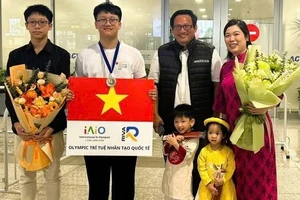 Trần Thuận Hiếu (thứ hai từ trái qua) vừa xuất sắc giành được học bổng toàn phần trị giá khoảng 12 tỷ đồng tại Đại học Chicago (Mỹ).