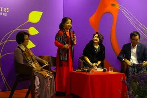 Các nhà thơ nữ họ Đoàn chia sẻ về tập sách in chung.