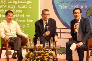 Nhà thơ Mỹ Bruce Weigl (giữa) tại buổi ra mắt sách và triển lãm tranh.