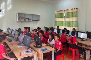 Học sinh các nhà trường được tiếp cận với chương trình "1.000 cánh thư vượt sóng".