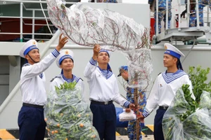 Những người lính trẻ bên đào và quất xuân đón Tết Bính Ngọ 2026.