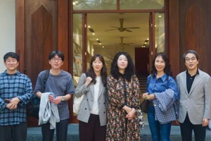 Các nhà văn Hàn Quốc giao lưu tại Nhà xuất bản Hội Nhà văn.