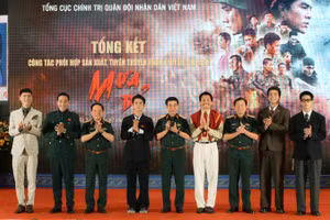 Đại tướng Phan Văn Giang cùng các đại biểu chúc mừng đội ngũ diễn viên trẻ trong phim "Mưa đỏ".