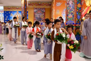 Các em thiếu nhi dâng hoa mừng Phật đản.