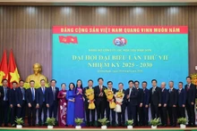 Lãnh đạo tỉnh Quảng Ngãi và Petrovietnam tặng hoa chúc mừng Ban Chấp hành Đảng bộ BSR nhiệm kỳ 2025-2030.