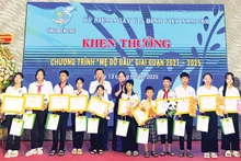 Hội Liên hiệp Phụ nữ tỉnh Bến Tre tặng quà, giấy khen cho các bé mồ côi có thành tích học tập tốt. (Ảnh HOÀNG TRUNG)